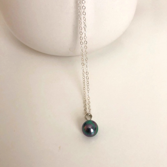 Minimalist necklace - solitaire faux dark gray and mauve pearl necklace - Picture 1 of 4